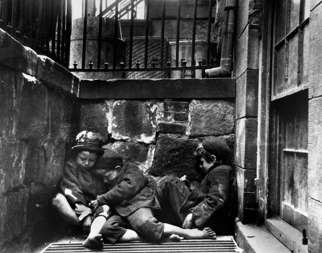‘’Como vive a outra metade’’ ensaio retrata a desigualdade social na cidade de Nova York no ano de 1890
